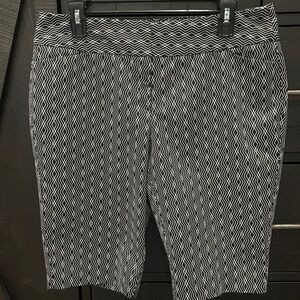 Worthington NWOT Black/White Geometric Bermuda Shorts; Size 10